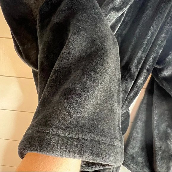 Victoria’s Secret‎ Black Velvety Plush Short Robe. Size M/L. - Picture 11 of 13